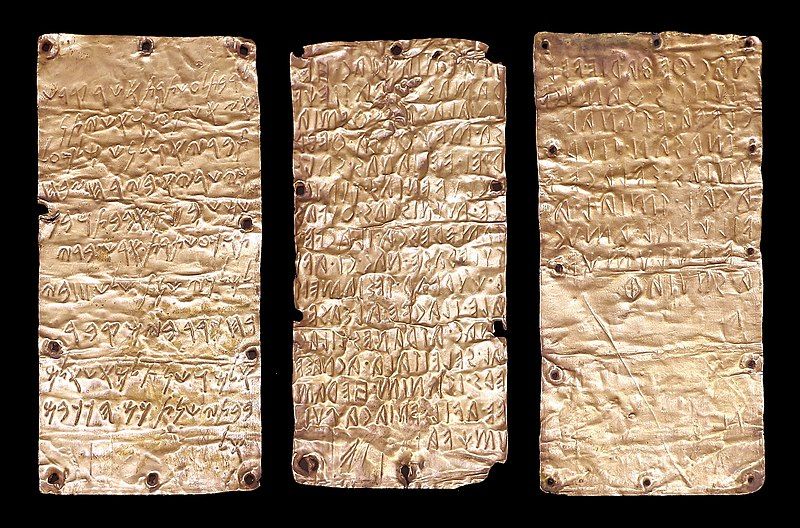 Les lamelles de Pyrgi sont trois inscriptions sur feuille d'or, datées de la fin du VIe siècle av. J.-C. . Deux des lamelles sont rédigées en étrusque, la troisième en phénicien.