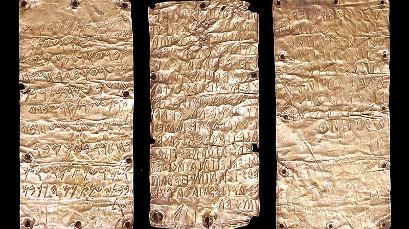 Les lamelles de Pyrgi sont trois inscriptions sur feuille d'or, datées de la fin du VIe siècle av. J.-C. . Deux des lamelles sont rédigées en étrusque, la troisième en phénicien.