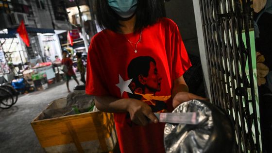 De nombreux habitants de Rangoon protestent contre le putsch avec des concerts de casserole et des tee shirts à l'effigie d'Aung San Suu Kyi ©AFP - STR / AFP
