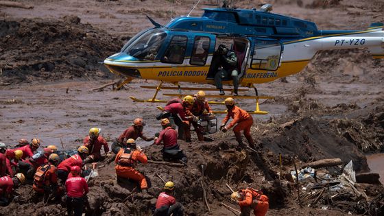 Des pompiers recherchent les victimes de l'effondrement d'un barrage minier, près de la ville de Brumadinho, dans l'État de Minas Gerais, dans le sud-est du Brésil. 28/01/2019 ©AFP - MAURO PIMENTEL