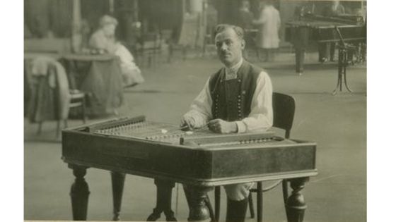 Un joueur de cymbalum, enregistré à Prague le 25-10-1929. Institut de Phonétique-Musée de la parole et du geste. Enquête phonographique en Tchécoslovaquie Photo présente dans la pochette du disque - BnF-Gallica