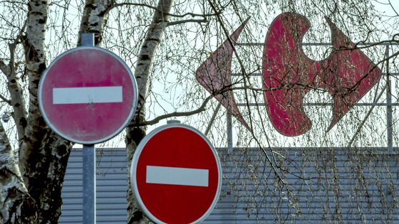 Le canadien Couche-Tard a renoncé au rachat de Carrefour, suite au veto du gouvernement français. ©AFP - PHILIPPE HUGUEN