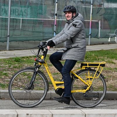 Peu avant l'élection municipale de 2020, le maire EELV Eric Piolle à vélo dans la ville de Grenoble