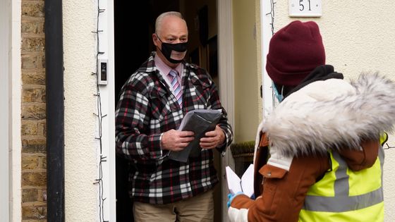 Une opération de dépistage massif a été lancée par les autorités sanitaires, dans huit zones de l'Angleterre où des cas de variant du coronavirus ont été détectés. ©AFP - NIKLAS HALLE'N