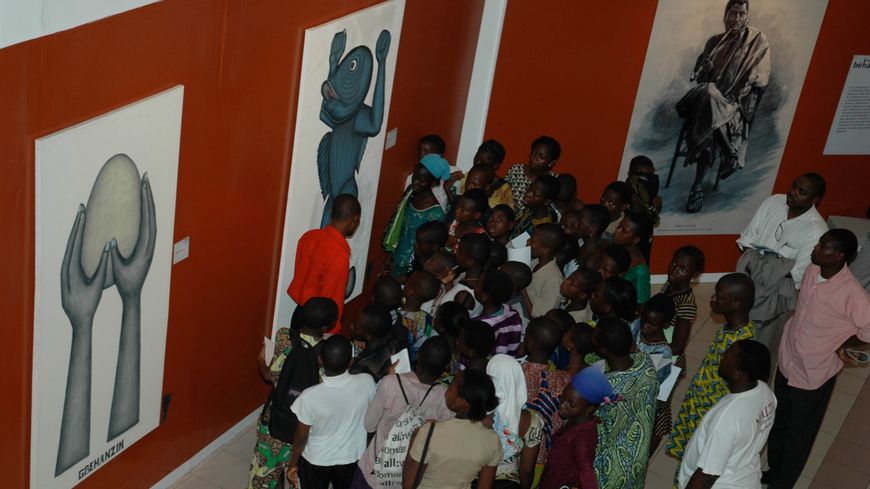 Le peintre Cyprien Tokoudagba a réalisé 15 toiles représentant différents emblèmes du Roi Behanzin, dans le cadre de l'exposition, "Béhanzin, roi d'Abomey" à la Fondation Zinsou en 2006.
