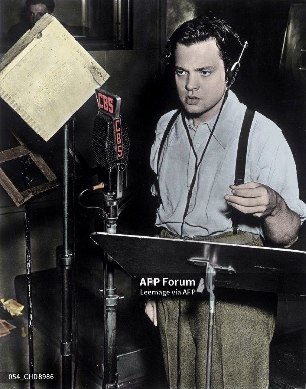Orson Welles pendant l'emission "La guerre des mondes" de l'anglais H.G. Wells, adaptée pour la radio le 30 octobre 1938.