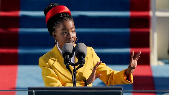 La poétesse américaine Amanda Gorman lit un poème lors de la 59ème inauguration présidentielle au Capitole à Washington DC le 20 janvier 2021. ©AFP - Patrick Semansky