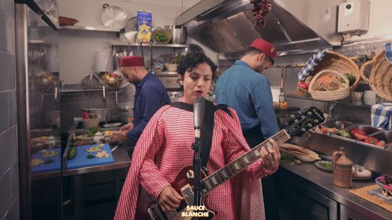 La chanteuse tunisienne Emel chante avec sa guitare dans la cuisine de la Lyoom Cantine, un restaurant tunisien du 11e arrondissement de Paris
