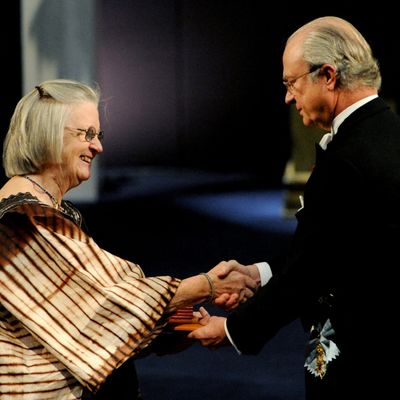 En 2009, le Prix de la Banque de Suède en sciences économiques en mémoire d'Alfred Nobel fût décerné à Elinor Ostrom et Oliver Williamson pour leurs travaux sur la « gouvernance économique ».