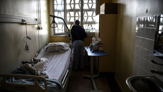 Un détenu malade du COVID-19 en cellule ©AFP - Christophe ARCHAMBAULT