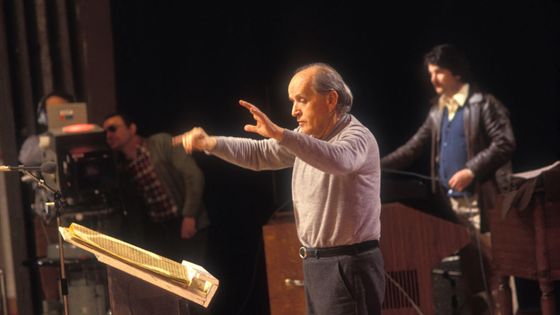 Le compositeur italien Nino Rota à la baguette lors d'une émission de télévision en novembre 1978 à Paris, France ©Getty - Jacques PRAYER/Gamma-Rapho v