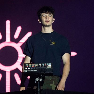 Le DJ et musicien Petit Biscuit sur scène pendant le festival de musique des Vieilles Charrues le 21 juillet 2019 à Carhaix-Plouger.