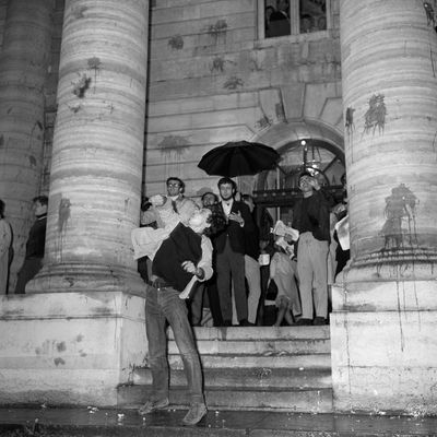 Des manifestants, à l'appel du comité de liaison des anciens combattants, lancent le 4 mai 1966, devant l'Odéon-Théâtre de France, des œufs et des tomates contre les spectateurs qui vont voir "les Paravents" de Jean Genet