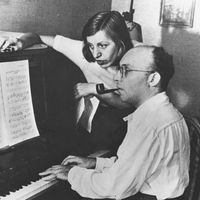 Le compositeur allemand Kurt Weill et sa femme, la chanteuse et actrice autrichienne Lotte Lenya (c. 1940)