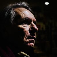 Portrait en 2017 du philosophe Jacques Ranciere a la librairie atout Livre a l'occasion d'une discussion autour des écrits de Gabriel Gauny.