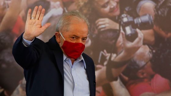 Salutations de l'ancien président brésilien (2003-2011) Luis Inacio Lula da Silva lors d'une conférence de presse à Sao Paulo, au Brésil, le 10mars 2021 ©AFP - MIGUEL SCHINCARIOL