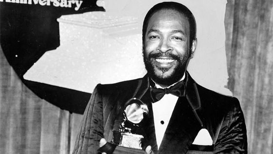 Marvin Gaye un Grammy award à la main en 1982 ©Getty - Afro American Newspapers/Gado