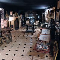 Dans le salon du 5 bis rue de Verneuil, il y a encore sur le bar “un paquet de Gitanes, son Zippo et un ou deux mégots de cigarettes dans un cendrier”, raconte Tony Frank, le photographe et ami de Serge Gainsbourg.