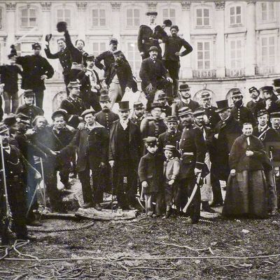 Exposition La Commune de Paris à l'Hôtel de Ville de Paris (2011) - Gardes nationaux et curieux sur la colonne Vendôme renversée le 16 mai 1871 - Photo : Bruno Braquehais - BHVP. (Wikipédia)