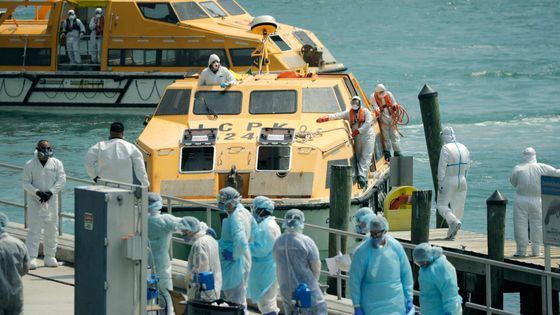 Les bateaux de sauvetage arrivent avec des membres d'équipage du Costa Magica présentant des symptômes de COVID-19 à la station de la garde côtière américaine de Miami Beach le jeudi 26 mars 2020. ©Getty - David Santiago/Miami Herald/Tribune News Service