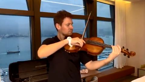 L'altiste Adrien La Marca est en quarantaine dans sa chambre d’hôtel à Hong Kong dans le but de pouvoir jouer plusieurs concerts