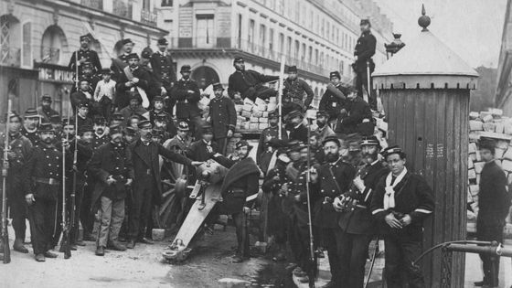 Barricade place Vendôme au moment de La Commune - Hulton Archive/Getty Images