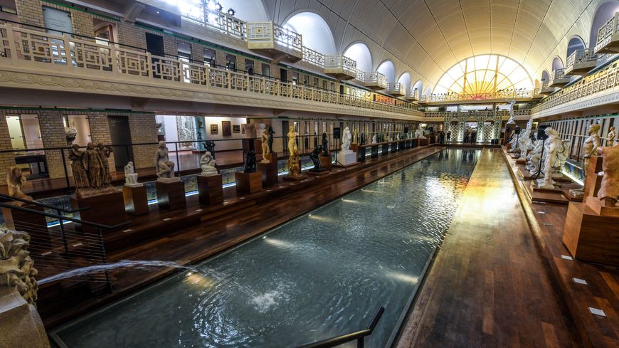 A Roubaix, les statues qui encadrent le bassin de La Piscine doivent être transfigurées à la nuit tombée.