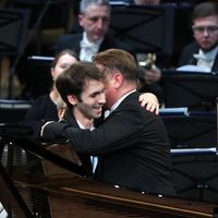 Le pianiste Alexandre Kantorow et le chef d'orchestre Alexander Sladkovsky, avec l'Orchestre Symphonique Académique d'Etat Evgueni Svetlanov