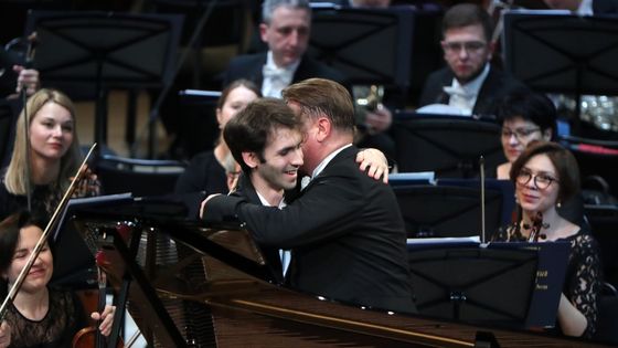 Le pianiste Alexandre Kantorow et le chef d'orchestre Alexander Sladkovsky, avec l'Orchestre Symphonique Académique d'Etat Evgueni Svetlanov ©Getty - Photo by Sergei Karpukhin\TASS via Getty Images