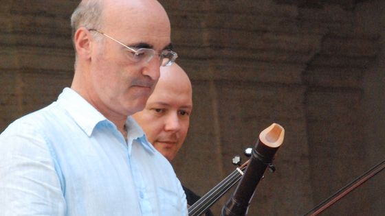Jean-Marc Andrieu directeur musical des Passions et Flavio Losco le 1er violon de l'ensemble proposent aux élèves du collège de Béziers d'entendre le seul opéra baroque en occitan