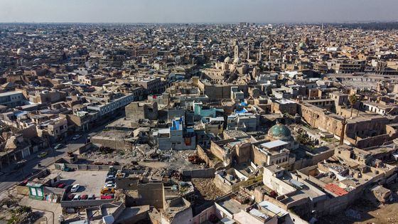 Vue aérienne de Mossoul le 13 février 2021. On distingue notamment l'artère centrale de la ville, l'ancienne avenue Faruk, et l'église Notre-Dame-de-l'Heure. ©AFP - Zaid AL-OBEIDI