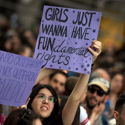 Madrid le 4 mai 2018, manifestation après que "La Manada", accusée d’avoir violé en groupe une femme, aient été condamnée à neufs ans de prison pour « abus sexuel », évitant l’accusation pour viol.