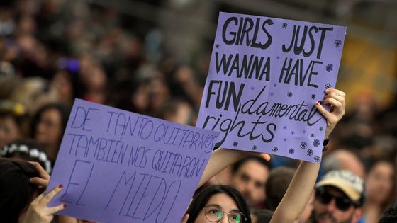 Madrid le 4 mai 2018, manifestation après que "La Manada", accusée d’avoir violé en groupe une femme, aient été condamnée à neufs ans de prison pour « abus sexuel », évitant l’accusation pour viol. ©AFP - GABRIEL BOUYS