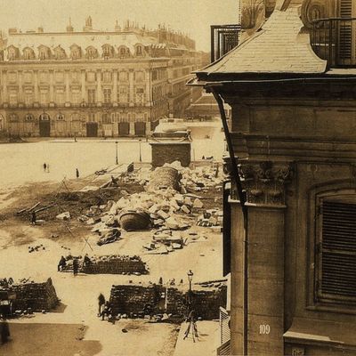 La colonne Vendôme renversée pendant la commune de Paris