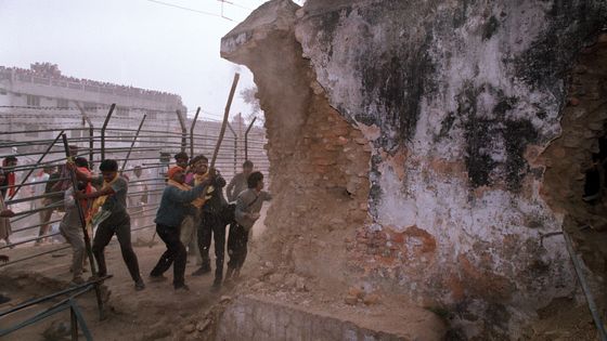 Fondamentalistes hindous détruisant la mosquée de Babri ou mosquée de Babur, à Ayodhya, le 6 décembre 1992 (Inde) ©AFP - DOUGLAS E. CURRAN