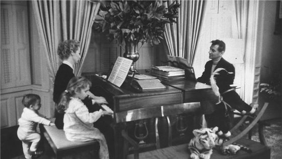 Leonard Bernstein et sa femme Felicia chez eux jouent au piano, rejoints par leurs enfants Alexander et Jamie en 1956. ©Getty - Alfred Eisenstaedt/The LIFE Picture Collection