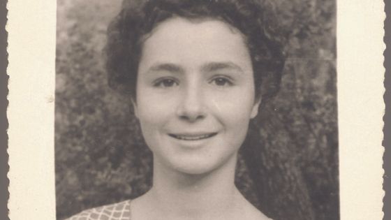 Leîla Sebbar, collégienne à Tlemcen, en Algérie. Photo extraite du livre de Leïla Sebbar "Je ne parle pas la langue de mon père", publié aux éditions Bleu autour. - Archives privées Leïla Sebbar