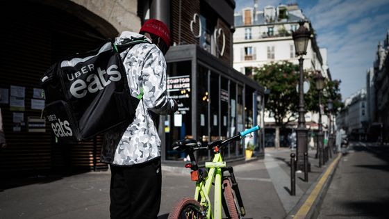 Une enquête du New York Times a révélé en 2019 l’étendue de la pratique de la sous-location illégale de compte Uber Eats ou Deliveroo par des coursiers français à des immigrés clandestins. ©AFP - PHILIPPE LOPEZ