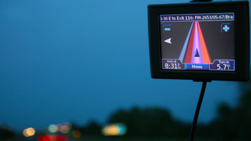 Un navigateur GPS Garmin 360 utilisé dans une voiture au coucher du soleil sur l'autoroute I-30, au Texas, en 2007.