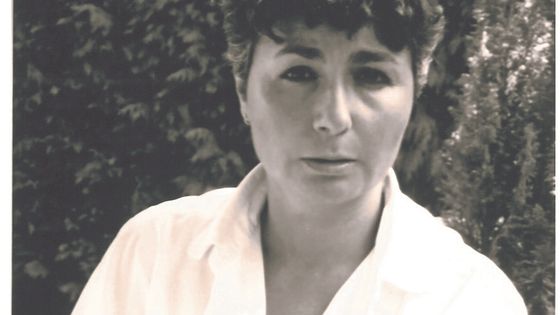 Leïla Sebbar à La Gonterie (Dordogne), dans le jardin familial, en 1982. Photo extraite de "Je ne parle pas la langue de mon père", publié aux éditions Bleu autour - Archives privées Leïla Sebbar
