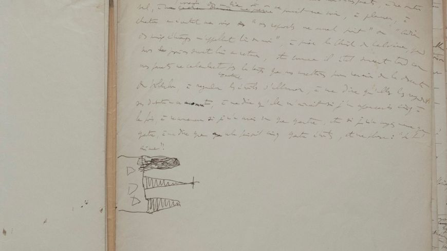 “Ce sont des feuillets très imposants, de 36 cm de long et 23 cm de large. Il y a aussi trois petits croquis, discrets : un profil féminin, un dessin abstrait d’une tour et une église. Proust dessinait souvent des églises” : Nathalie Mauriac Dyer