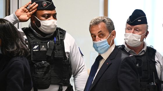 L'ancien président français Nicolas Sarkozy arrive au palais de justice de Paris pour entendre le verdict final d'un procès pour corruption le 1er mars 2021. ©AFP - Anne-Christine POUJOULAT