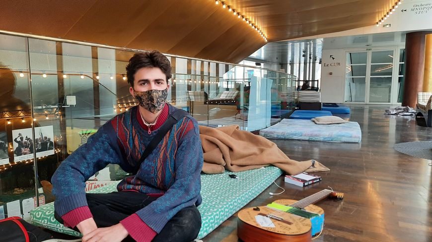 Passer la nuit au Théâtre de la Cité est “une expérience de travail et de joie” pour Juan, en marge de sa formation à l’université Jean Jaurès de Toulouse.