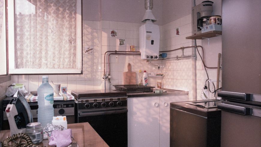 Cuisine dans un logement de la cité Émile-Dubois à Aubervilliers, dans les années 1980.