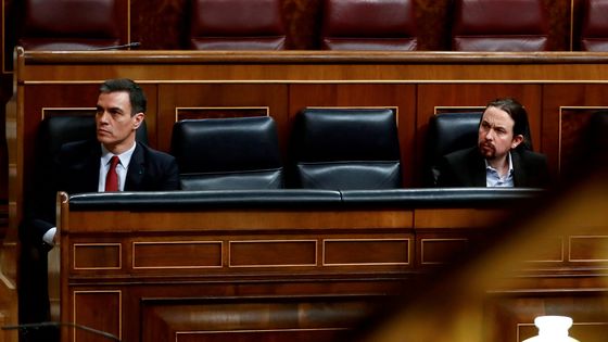 Le Premier ministre espagnol Pedro Sanchez et Pablo Iglesias à la Chambre basse pour débattre de la prolongation d'un verrouillage national jusqu'au 11 avril suite au COVID-19. Madrid, le 25 mars 2020 ©AFP - MARISCAL / POOL