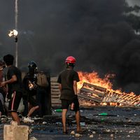 Affrontement entre des civiles et la police lors de la répression des manifestations contre le coup d'État militaire à Yangon, le 16 mars 2021.
