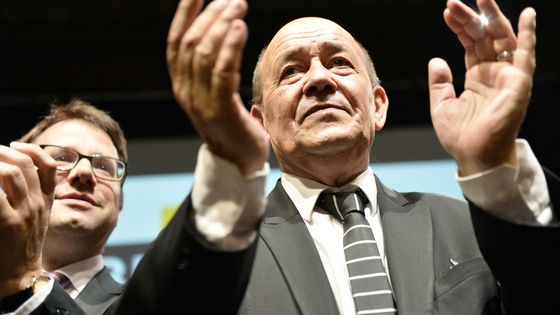 Désaffiliation politique entre Jean-Yves Le Drian (à droite) et Loïg Chesnais-Girard (à gauche). Ce dernier, président de la région Bretagne, a refusé l'étiquette "La République en marche" pour les régionales. ©AFP - Jean-François Monier
