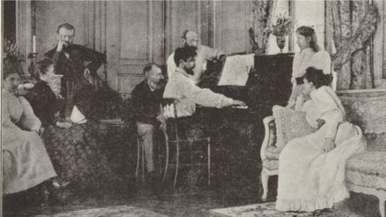 Claude Debussy, au piano déchiffrant une partition, à Luzancy chez Ernest Chausson - BnF-Gallica