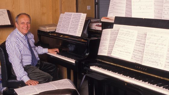 Portrait du pianiste Claude Bolling chez lui à Paris en juin 1989, France. ©Getty - Patrice Picot /Gamma-Rapho