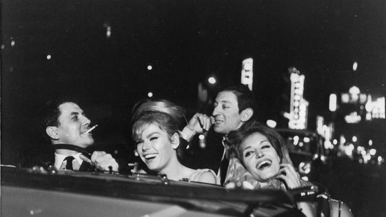 Serge Gainsbourg avec Dalida dans le film de Jacques Poitrenaud 'L'inconnue de Hong Kong' (1963). ©Getty